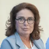 Kobieta w okularach, w jasnoniebieskiej marynarce. Wiele osób zastanawia się, ile lat ma Kidawa-Błońska.