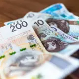 Złotówki na stole. Czy tyle zarabia prezydent Warszawy netto?