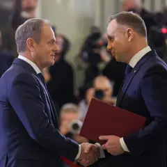 Andrzej Duda i Donald Tusk uścisnęli sobie dłonie, dyskutując o obronności. Prawda o ich rzekomym pakcie wciąż budzi emocje.