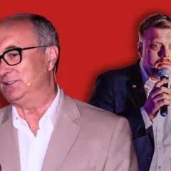 Kto ze starej gwardii PO blokuje awanse młodych działaczy KO w regionach? Dwóch polityków z mikrofonami na czerwonym tle.