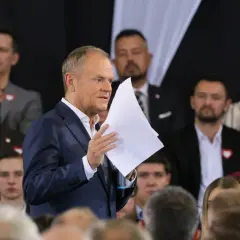 Donald Tusk przemawia, a jego doradcy analizują strategię walki z rosnącą Konfederacją.