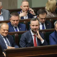 Posłowie w ławach sejmowych. Czy to początek spadku poparcia dla KO mimo pozycji lidera w marcu 2026?