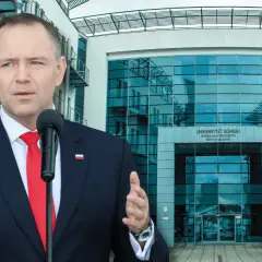 Karol Nawrocki przemawia przed budynkiem Uniwersytetu Gdańskiego.