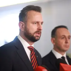 Politycy w garniturach, jeden z nich przemawia. Fani polityki spekulują o dymisji ministra rolnictwa przed marcem 2026.