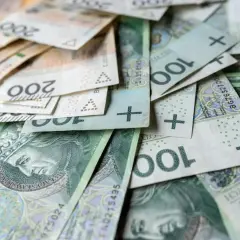 Złotówki na stole. Dlaczego budżet na 2026 rok zakłada rekordowy deficyt mimo wzrostu PKB?