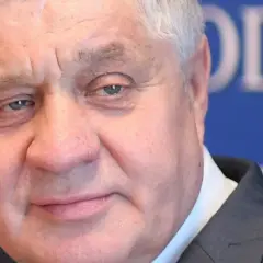 Krzysztof Jurgiel, były minister rolnictwa, w tle logo partii. Czy to prawdziwe powody dymisji?