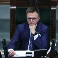 Szymon Hołownia w fotelu marszałka Sejmu. Jego kandydatura na prezydenta budzi sprzeciw wewnątrz koalicji rządzącej, co widać po jego zamyślonej minie.