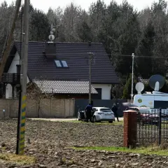 Dom z antenami satelitarnymi, biały van reporterski i samochody. Może tu mieszka żiobro, bo jest dużo sprzętu.
