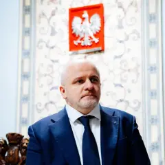 Paweł Kowal w garniturze, na tle godła Polski. To obraz z prawdziwej historii listu Pawła Kowala do działaczy o "odnowie" struktur partii.