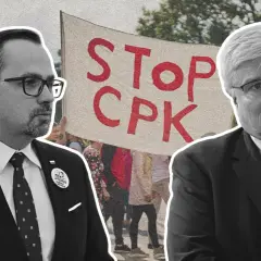 Dwóch mężczyzn w garniturach na tle transparentu "STOP CPK". Tło sugeruje kulisy afery z działką pod budowę CPK sprzedaną tuż przed oddaniem władzy.