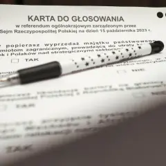 Karta do głosowania z referendum i długopisem w gwiazdki.