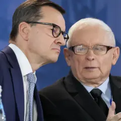 Mateusz Morawiecki szepcze do ucha Jarosławowi Kaczyńskiemu, sugerując, kto z otoczenia ma największy wpływ na jego decyzje.