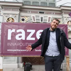 Ile zarabia Adrian Zandberg? Szokujące fakty o jego dochodach