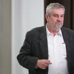 Jan Krzysztof Ardanowski, w tweedowej marynarce, zamyślony. Czy to jego prawdziwe przyczyny odejścia z partii PiS?