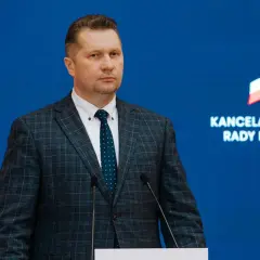 Mężczyzna w garniturze stoi przed mikrofonami. Czy to on, kogo Jarosław Kaczyński ogłosi 7 marca jako kandydata na premiera?