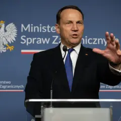 Minister spraw zagranicznych przemawia na tle godła Polski i nazwy ministerstwa, wyjaśniając prawdziwe przyczyny konfliktu prezydenta z MSZ o ambasadorów.