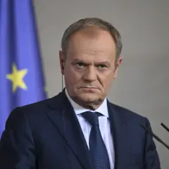 Donald Tusk w garniturze, na tle flagi UE. Czy Donald Tusk faktycznie zamierza wprowadzić stan wyjątkowy w związku z sytuacją w Izraelu?