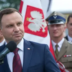 Prezydent przemawia przy polskiej fladze. Jego słowa, niczym listy do mocarstw, niosą ważną historię.
