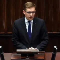 Młody działacz Ruchu Narodowego, w garniturze i z niebieskim krawatem, przemawia w Sejmie. Czy to on zostanie nową twarzą partii?