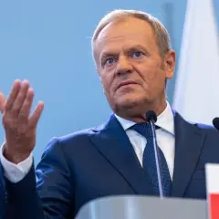 Donald Tusk gestykuluje, mówiąc o lutowej blokadzie drogi Jasło-Krosno.