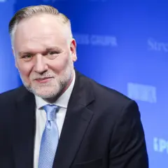 Mężczyzna w garniturze i jasnoniebieskim krawacie, z siwiejącą brodą. Czy PKW ostatecznie uznała podpisy kandydata popieranego przez byłych polityków PiS?