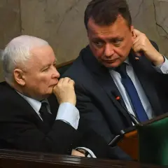 Jarosław Kaczyński i Mariusz Błaszczak siedzą obok siebie w ławach sejmowych.