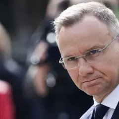 Prezydent Andrzej Duda w okularach, w garniturze, zamyślony. Zastanawia się, dlaczego zdecydował się na orędzie w sprawie bezpieczeństwa energetycznego.