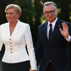 Agata Kornhauser-Duda w białej marynarce i Andrzej Duda w garniturze. Jej dyskrecja w sprawach politycznych budzi pytania.