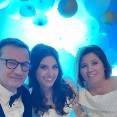 Rodzina Morawieckich na tle niebieskich balonów. Czy ktoś wie, aleksandra morawiecka ile ma lat?