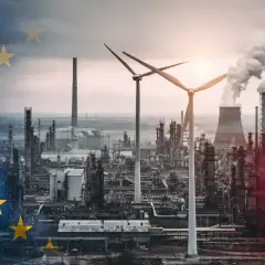 Prawda o nowym podatku węglowym CBAM od 2026: przemysł, wiatraki i flagi UE i Polski.