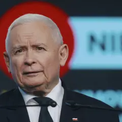 Jarosław Kaczyński, lider PiS, w garniturze i z polską flagą na klapie. Czy to on ma największe szanse na start w wyborach prezydenckich?