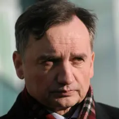 Zbigniew Ziobro, polityk, w okryciu wierzchnim i szaliku. Czy Zbigniew Ziobro ma dzieci? To pytanie nurtuje wielu.