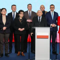 Jarosław Kaczyński stoi za mównicą, obok niego politycy PiS. Czy to oni stoją za nowym programem partii, który ma zostać ogłoszony w marcu?