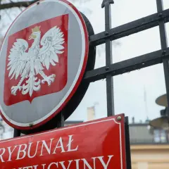 Tablica z godłem Polski i napisem "Trybunał Konstytucyjny" na tle bramy. Analiza prawdy o rzekomym "skoku na Trybunał" w budżecie na 2026 rok.
