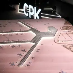 Model lotniska CPK z samolotami i budynkami. Pokazuje skalę inwestycji, która może wpłynąć na prawdziwe koszty wprowadzenia centralnego portu komunikacyjnego w ustawie budżetowej.