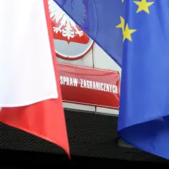 Flagi Polski i UE przed budynkiem Ministerstwa Spraw Zagranicznych. Czy to symbol ograniczenia pracy konsulatu w Izraelu?