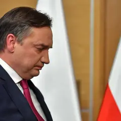 Portret polityka w garniturze, zamyślony. Jerzy Ziobro życiorys.