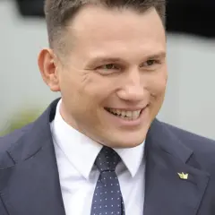 Sławomir Mentzen w garniturze, z uśmiechem na twarzy. Czy Sławomir Mentzen faktycznie traci poparcie wewnątrz partii Nowa Nadzieja?