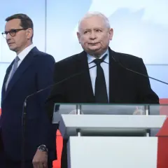 Jarosław Kaczyński przemawia, a Mateusz Morawiecki stoi za nim. Czy to początek końca koalicji i oskarżeń o dyktaturę?
