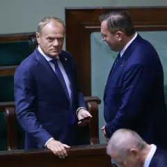 Donald Tusk i Mateusz Morawiecki rozmawiają w Sejmie.