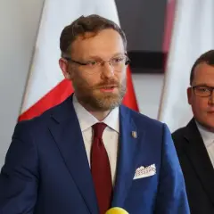 Kto jest prezydentem Szczecina? Poznaj Piotra Krzystka i jego działania