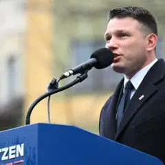Sławomir Mentzen przemawia, gdy Konfederacja analizuje sekrety audytu wewnętrznego po utracie subwencji.