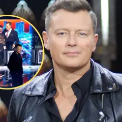 Mężczyzna w czarnej ramonesce i w okręgu uczestnicy programu "Jaka to melodia".