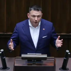 Poseł przemawia, wyjaśniając, dlaczego partia Mentzena chce podwyższenia limitu kasowego PIT do 2 mln złotych.