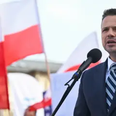 Rafał Trzaskowski przemawia na tle biało-czerwonych flag. Czy to powód, dlaczego Rafał Trzaskowski traci poparcie wewnątrz KO jako kandydat na prezydenta?
