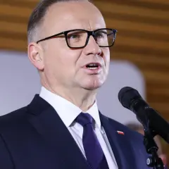 Prezydent Duda przemawia do mikrofonu, wyjaśniając, dlaczego projekt ustawy o mowie nienawiści został zakwestionowany przez trybunał.
