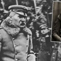 Dwaj mężczyźni w mundurach wojskowych, jeden z wąsami, drugi siedzący.