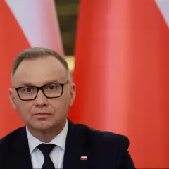 Prezydent Andrzej Duda w okularach, na tle flag. Kto z doradców Andrzeja Dudy ma największy wpływ na jego decyzje o wetowaniu ustaw?