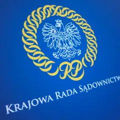 Herb RP i napis "KRAJOWA RADA SĄDOWNICTWA" na niebieskim tle. Symbolika nawiązuje do prawdziwych przyczyn konfliktu wewnątrz KO o zasady powoływania nowej KRS.