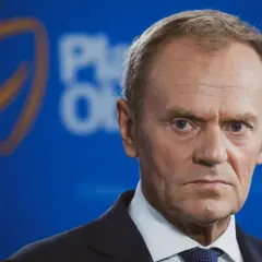 Portret Donalda Tuska na tle niebieskiego banera z logo partii. Kulisy decyzji o jedynej kandydaturze Donalda Tuska na przewodniczącego partii.